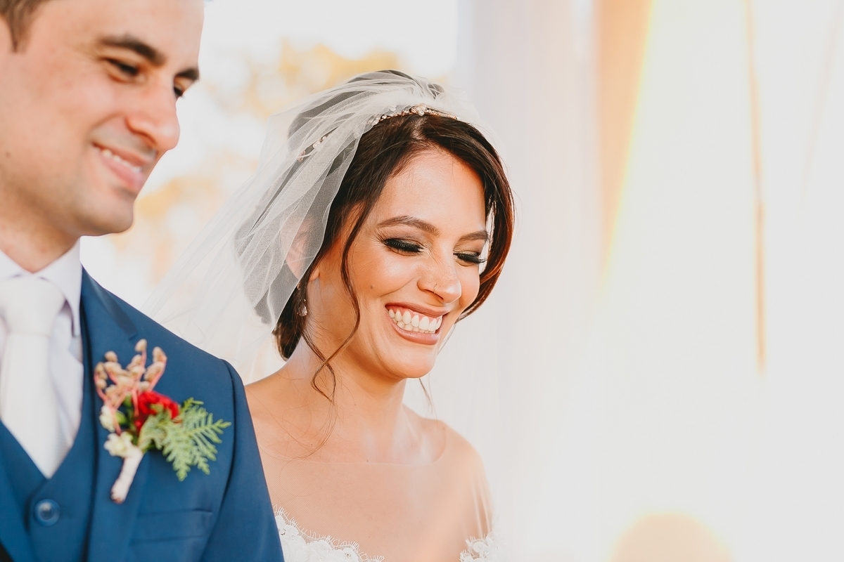 Casal de noivos na cerimônia na Villa Giardini em fotografia profissional de casamento Brasília Df pelo fotógrafo Philipe Nogueira