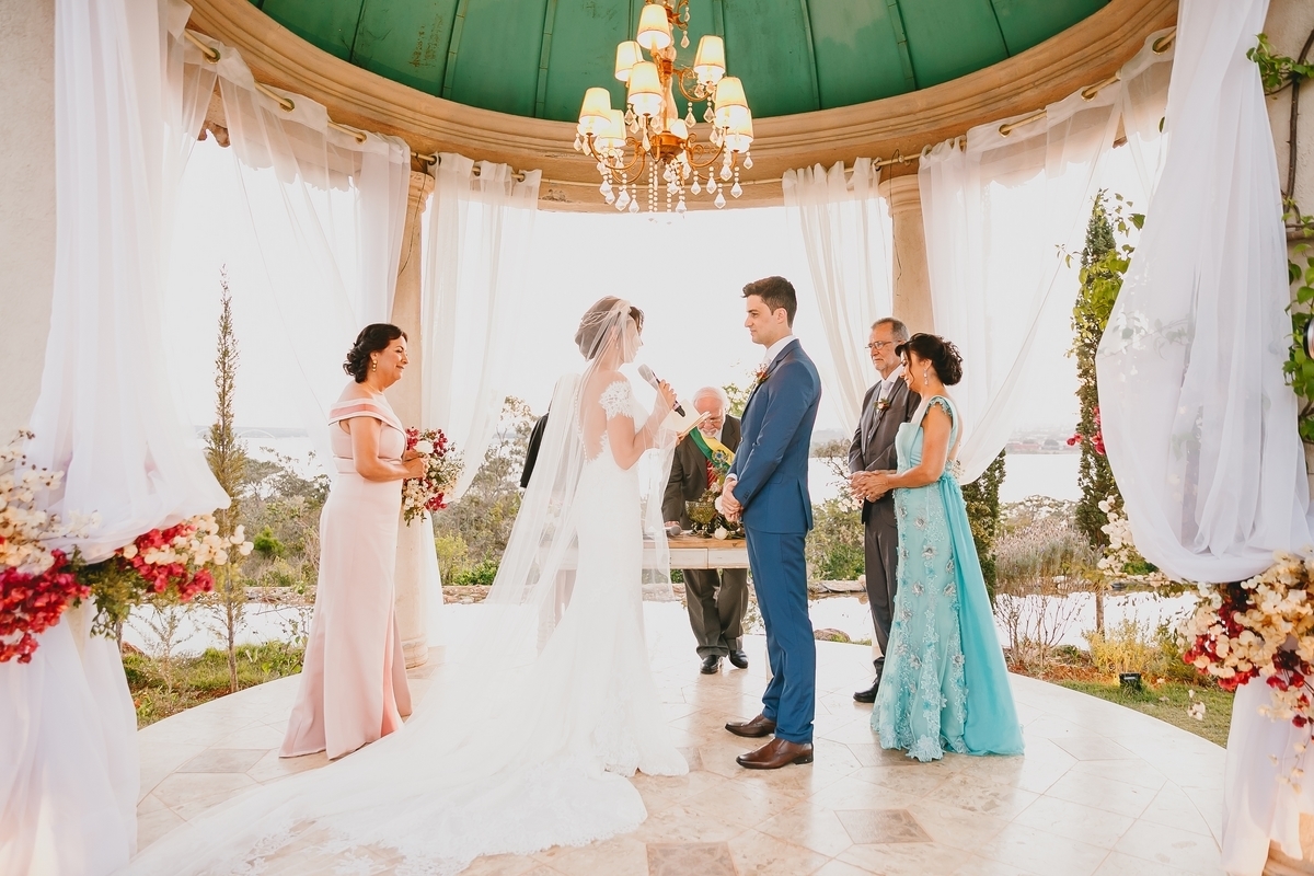 Votos dos noivos na cerimônia Villa Giardini em fotografia profissional de casamento Brasília Df pelo fotógrafo Philipe Nogueira