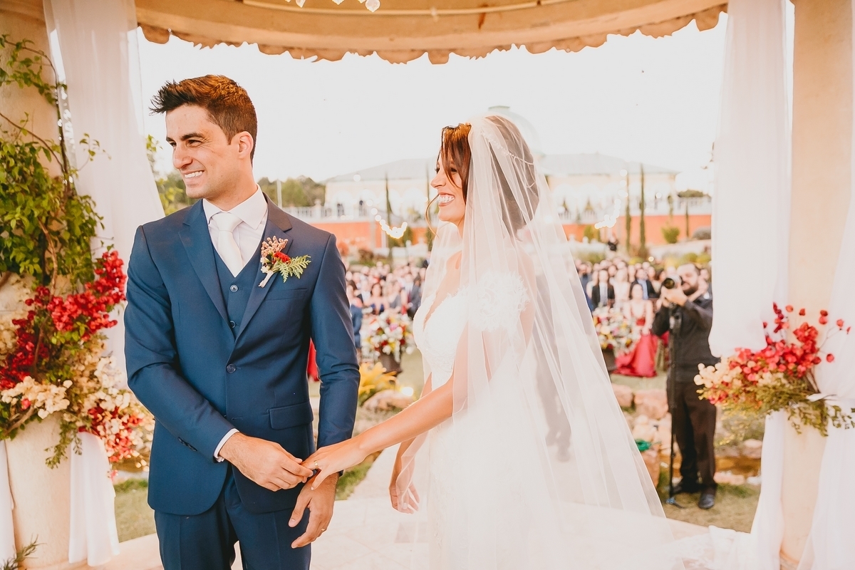 Troca das alianças na cerimônia Villa Giardini em fotografia profissional de casamento Brasília Df pelo fotógrafo Philipe Nogueira