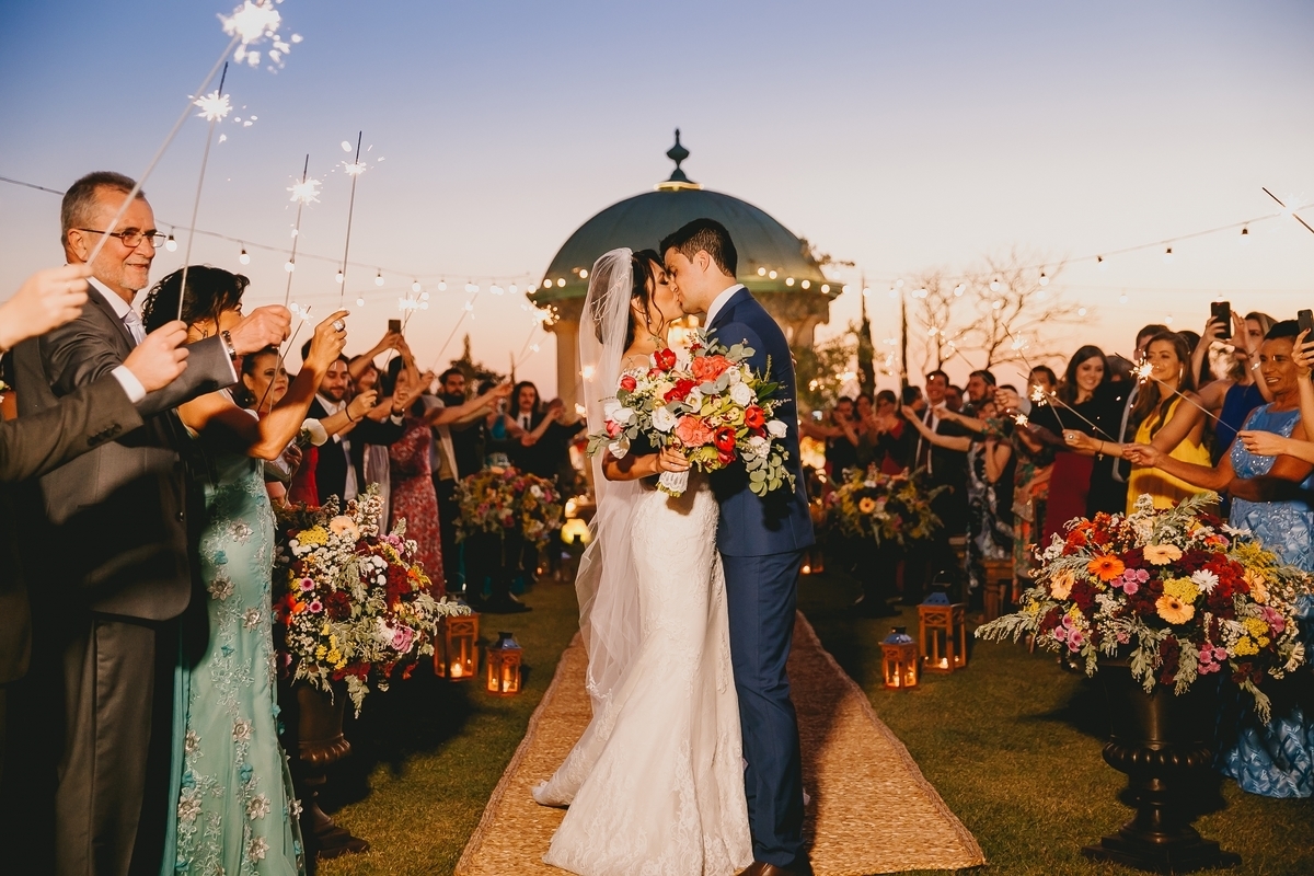 Saída dos noivos na cerimônia Villa Giardiniem fotografia profissional de casamento Brasília Df pelo fotógrafo Philipe Nogueira