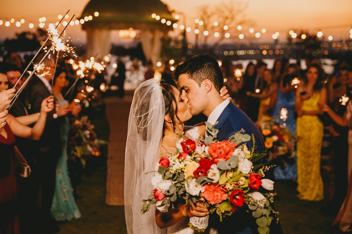 Saída dos noivos na cerimônia Villa Giardiniem fotografia profissional de casamento Brasília Df pelo fotógrafo Philipe Nogueira