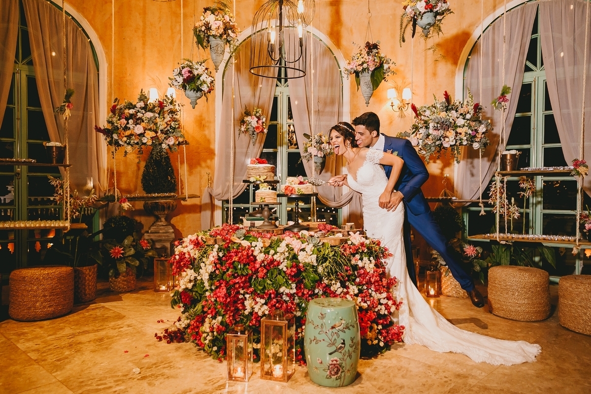 Noivos na mesa de bolo casamento no Salão de festas Villa Giardini Brasília Df