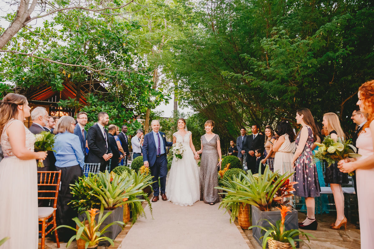 Entrada de noiva com vestido fluido na cerimônia em Patú Anú Park Way Brasília Df