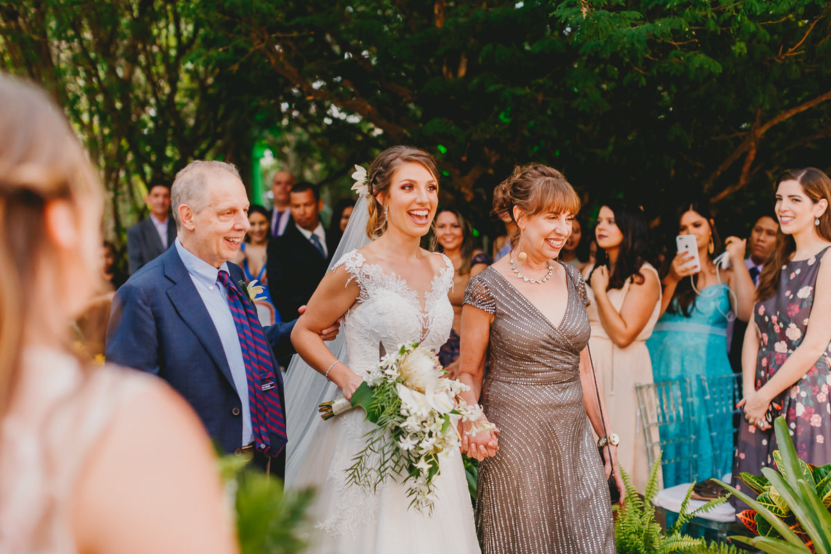 Entrada de noiva com vestido fluido na cerimônia em Patú Anú Park Way Brasília Df