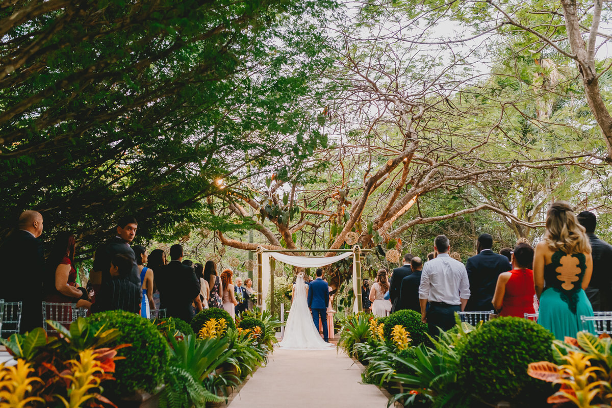 Casal de noivos na cerimônia no Patú Anú Park Way em fotografia profissional de casamento Brasília Df cerimonial de Pedro Marra 