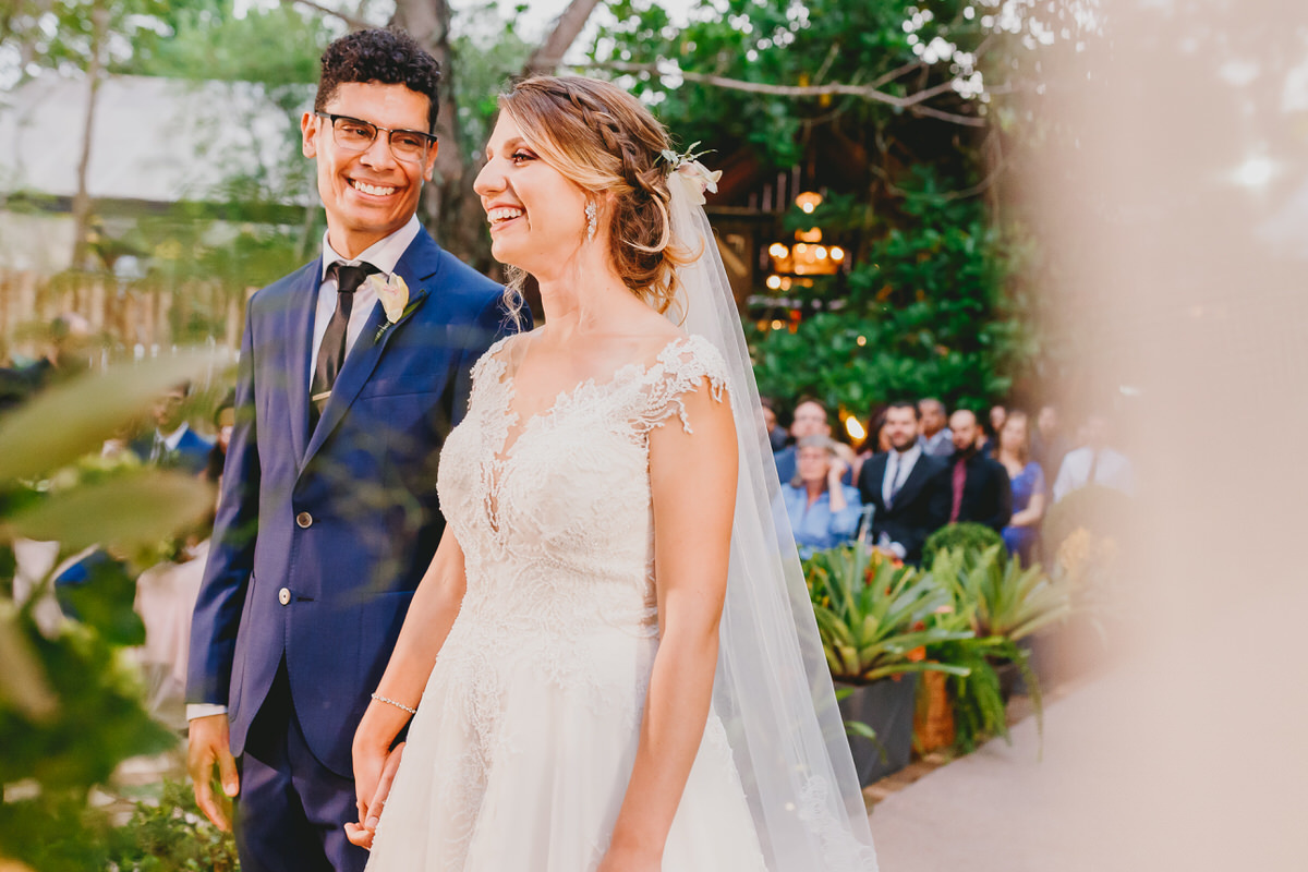 Casal de noivos na cerimônia no Patú Anú Park Way em fotografia profissional de casamento Brasília Df cerimonial de Pedro Marra 