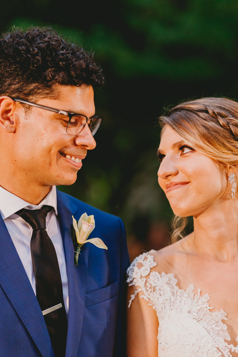 Casal de noivos na cerimônia no Patú Anú Park Way em fotografia profissional de casamento Brasília Df cerimonial de Pedro Marra 
