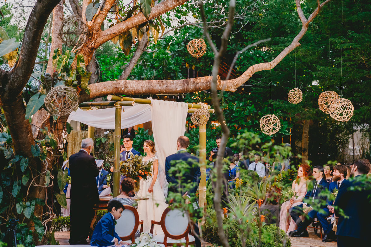 Casal de noivos na cerimônia no Patú Anú Park Way em fotografia profissional de casamento Brasília Df cerimonial de Pedro Marra 