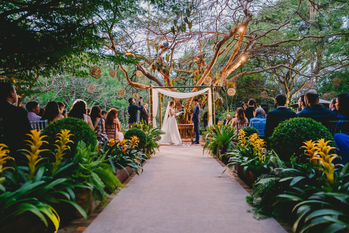 Casal de noivos na cerimônia no Patú Anú Park Way em fotografia profissional de casamento Brasília Df cerimonial de Pedro Marra 