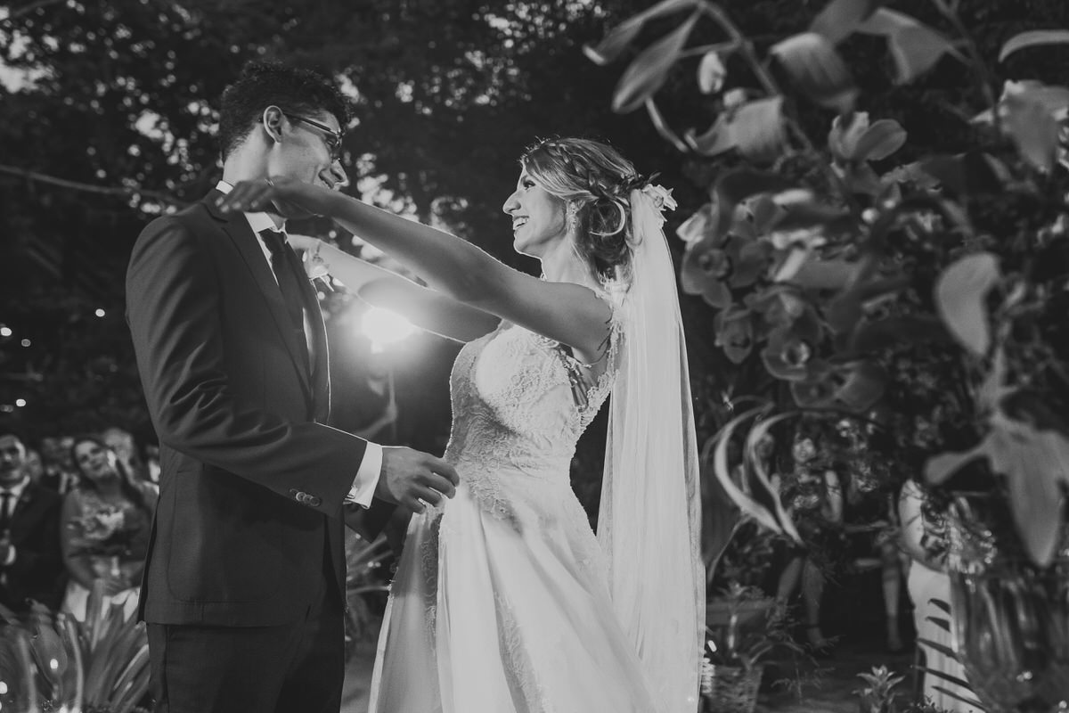 Casal de noivos na cerimônia no Patú Anú Park Way em fotografia profissional de casamento Brasília Df cerimonial de Pedro Marra 