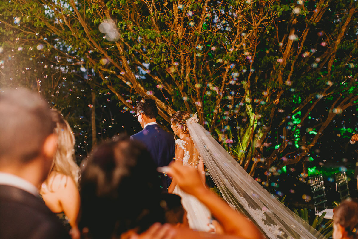 Saída dos noivos com bolhas no Patú Anú Park Way em fotografia profissional de casamento Brasília Df