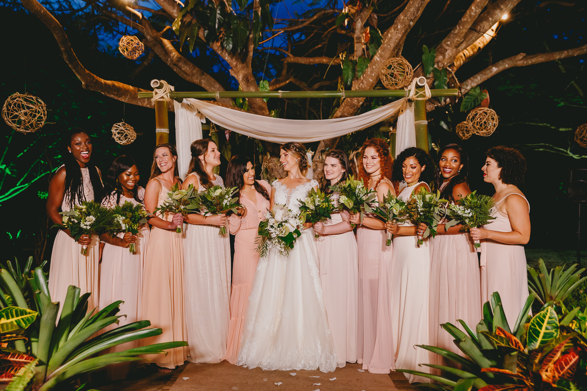 Madrinhas de rosa com buque no Salão de festas Patú Anú Park Way Brasília Df