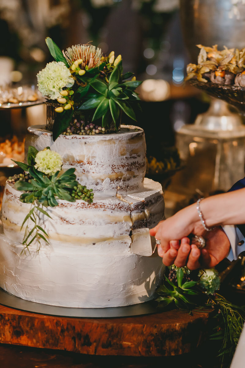 Noivos na mesa de bolo casamento no Salão de festas Patú Anú Park Way Brasília Df
