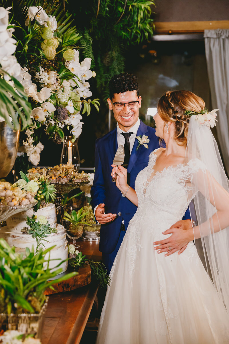 Noivos na mesa de bolo casamento no Salão de festas Patú Anú Park Way Brasília Df
