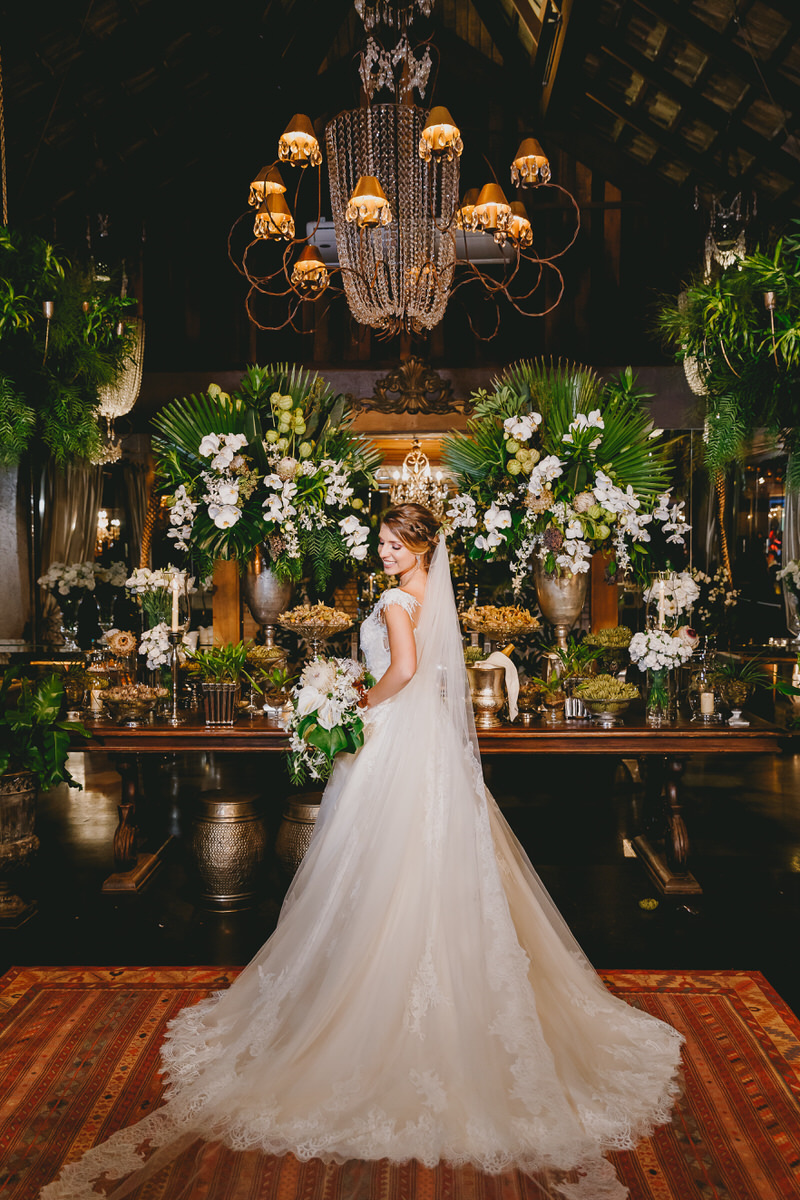 Noivos na mesa de bolo casamento no Salão de festas Patú Anú Park Way Brasília Df