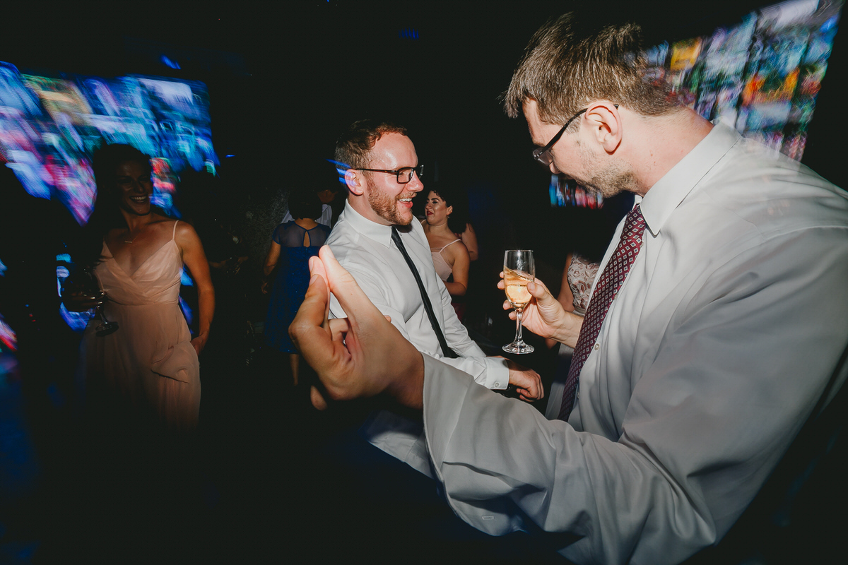 Pista de dança em festa de casamento tropical no Salão de festas Patú Anú Park Way banda Brasil Capital Samba Show fotógrafo profissional Brasília Df