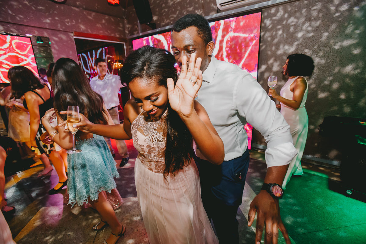 Pista de dança em festa de casamento tropical no Salão de festas Patú Anú Park Way banda Brasil Capital Samba Show fotógrafo profissional Brasília Df