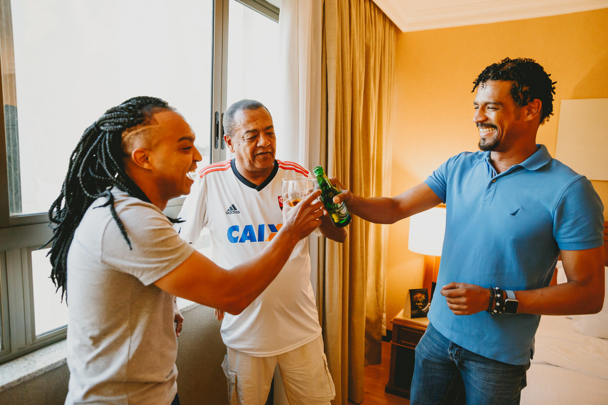 Making of de noivo com os amigos no Melia Brasil 21 Hotel pelo fotógrafo profissional de casamentos Philipe Nogueira Df