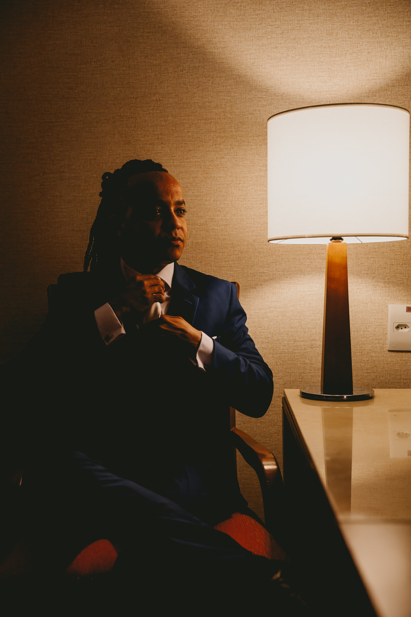 Making of de noivo com os amigos no Melia Brasil 21 Hotel pelo fotógrafo profissional de casamentos Philipe Nogueira Df