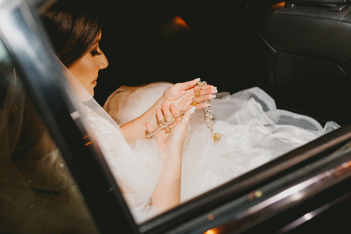 Casal de noivos na cerimônia em fotografia profissional de casamento Brasília Df 