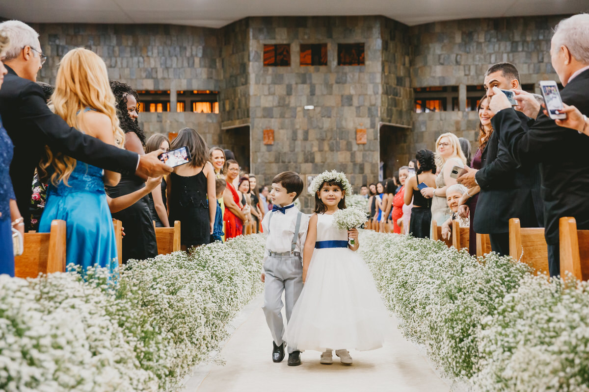 Casal de noivos na cerimônia em fotografia profissional de casamento Brasília Df 