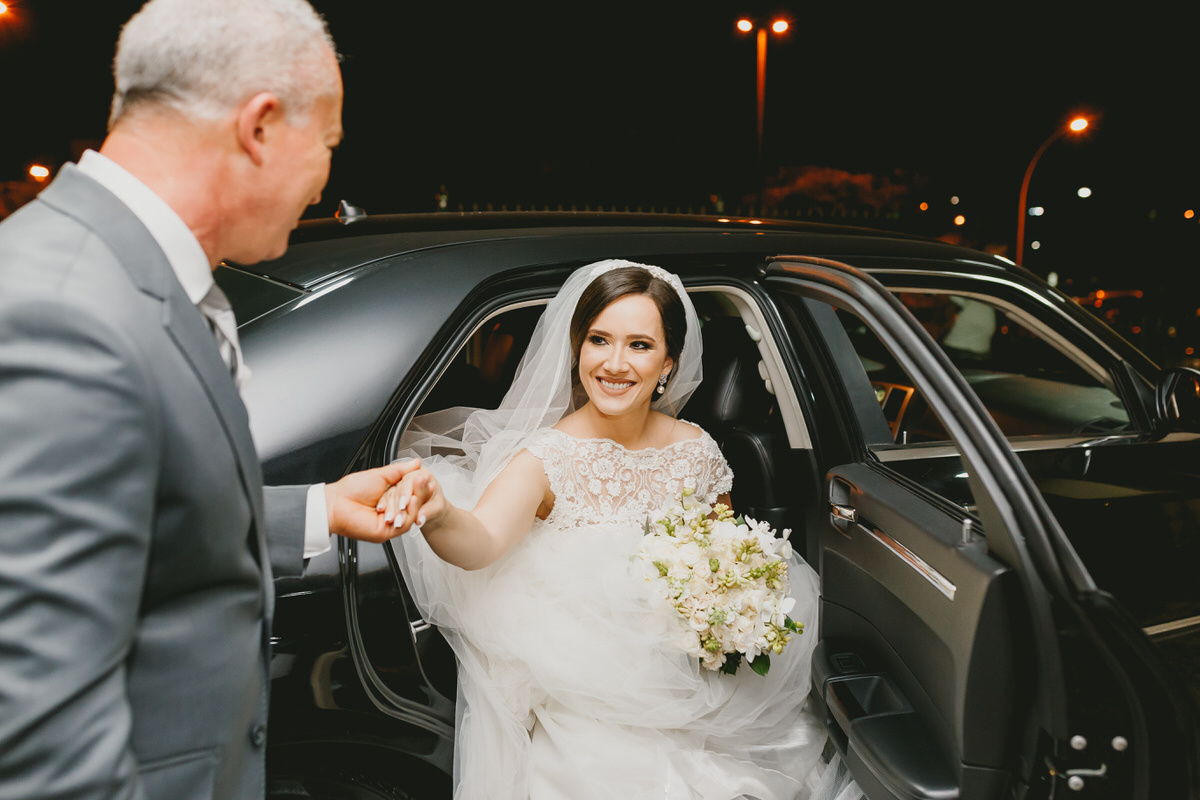 Casal de noivos na cerimônia em fotografia profissional de casamento Brasília Df 