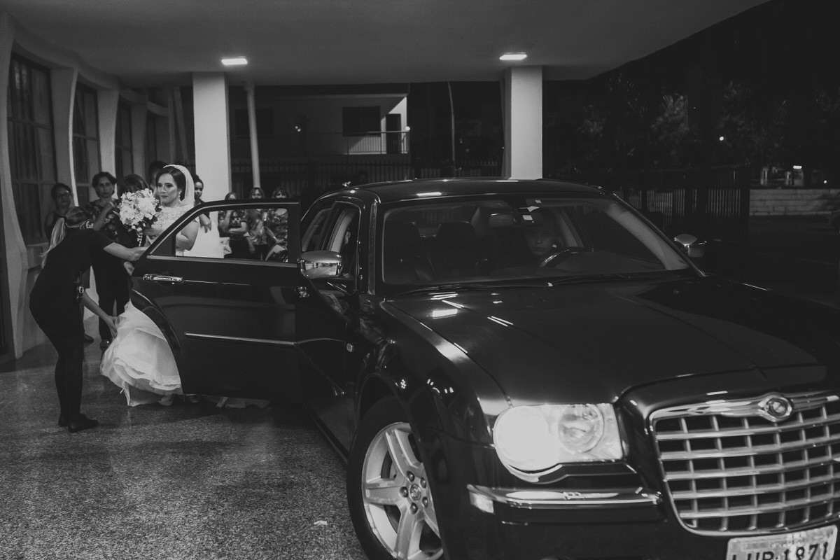 Casal de noivos na cerimônia em fotografia profissional de casamento Brasília Df 