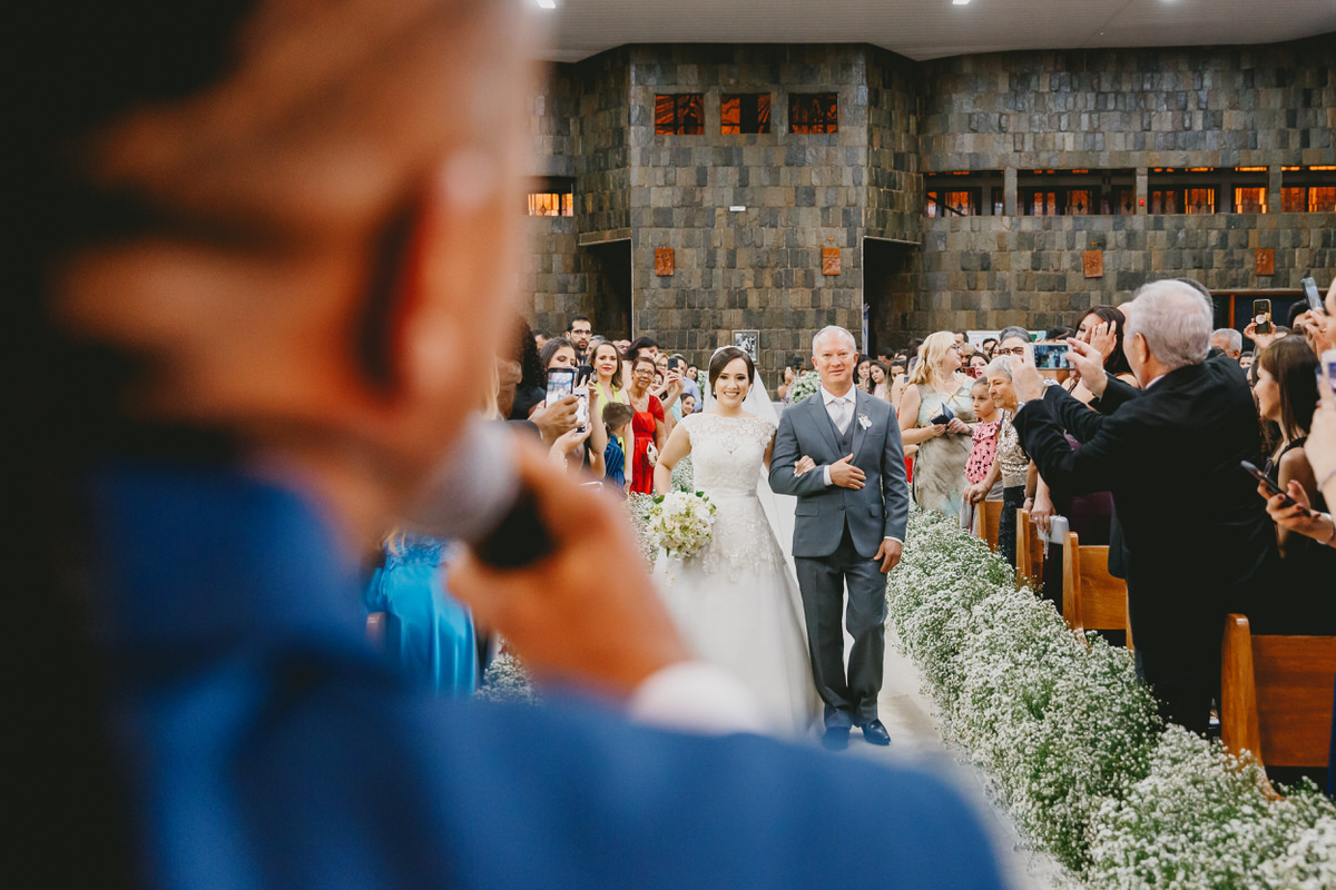 Casal de noivos na cerimônia em fotografia profissional de casamento Brasília Df 