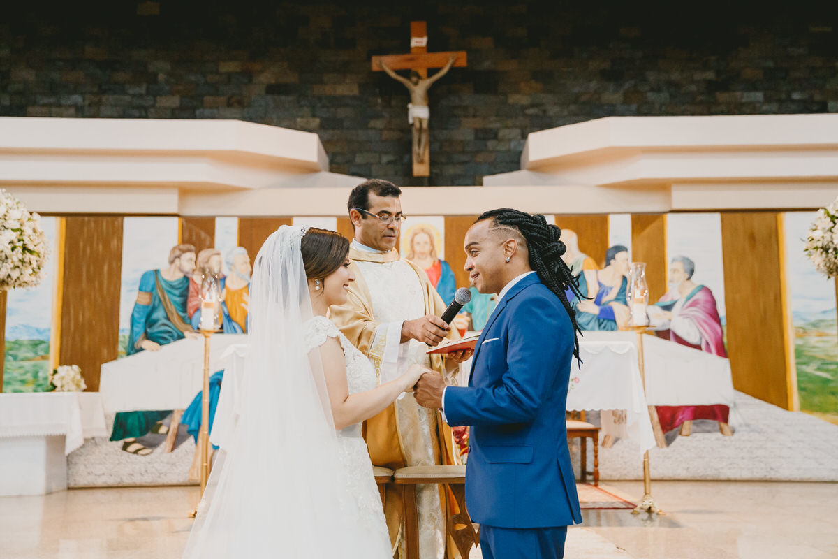 
Fotografia de casamento com noivos na cerimônia em fotografia profissional de casamento Brasília Df 