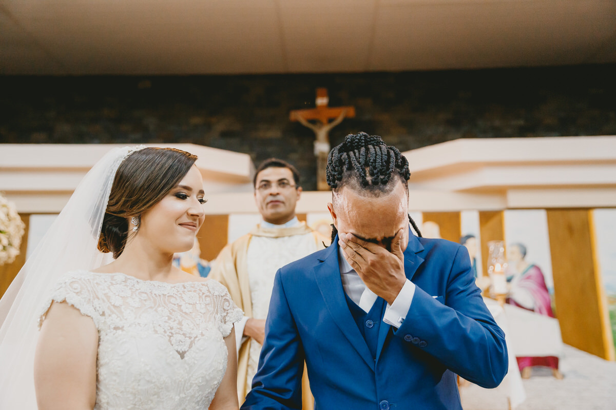 Fotografia de casamento com noivos na cerimônia em fotografia profissional de casamento Brasília Df 