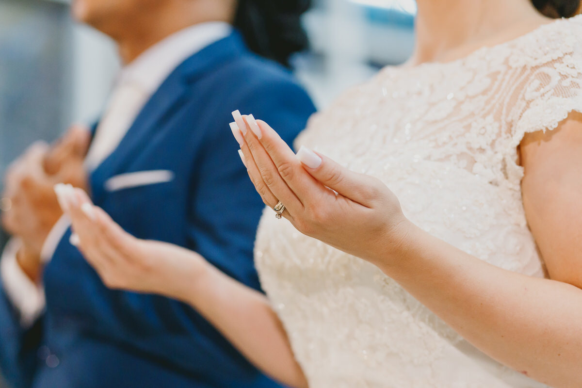 Fotografia de casamento com noivos na cerimônia em fotografia profissional de casamento Brasília Df 