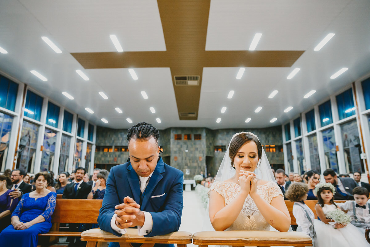 Fotografia de casamento com noivos na cerimônia em fotografia profissional de casamento Brasília Df 