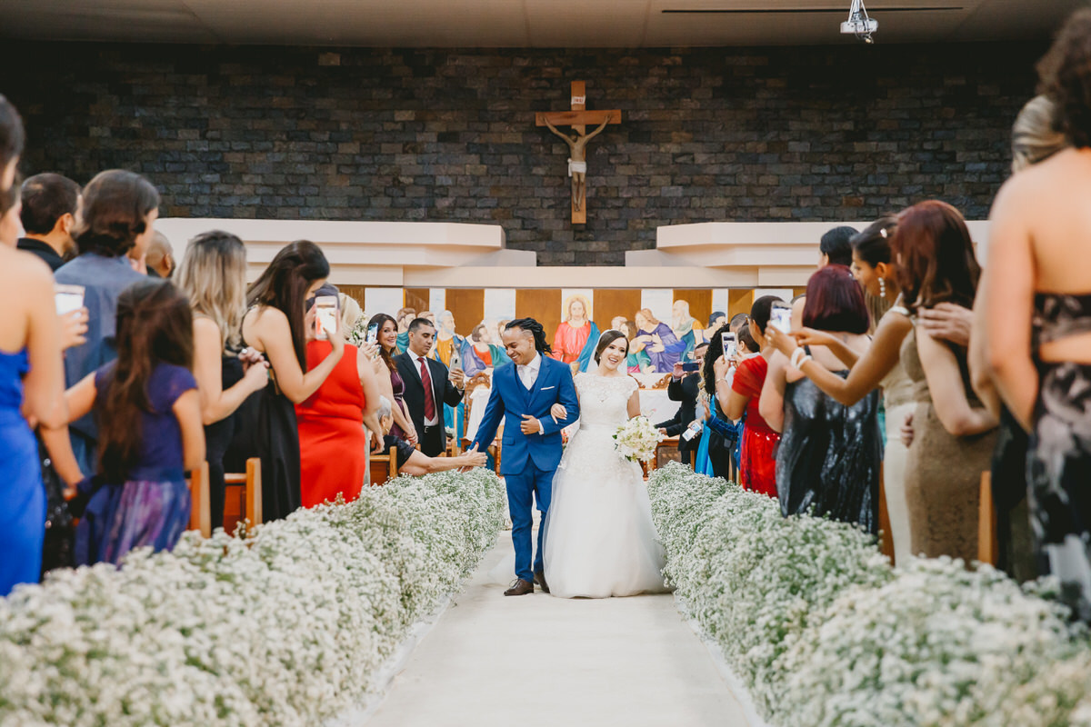 Saída dos noivos com sparkles casamento em fotografia profissional Brasília Df