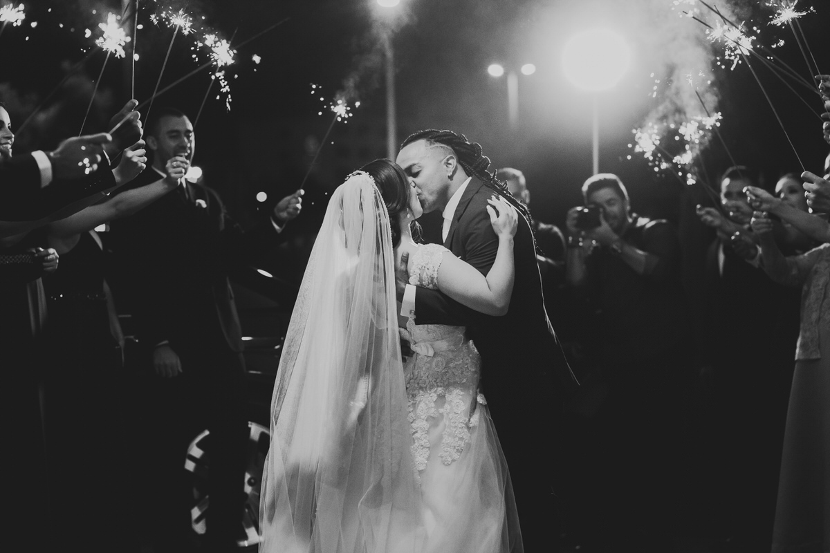 Saída dos noivos com sparkles casamento em fotografia profissional Brasília Df