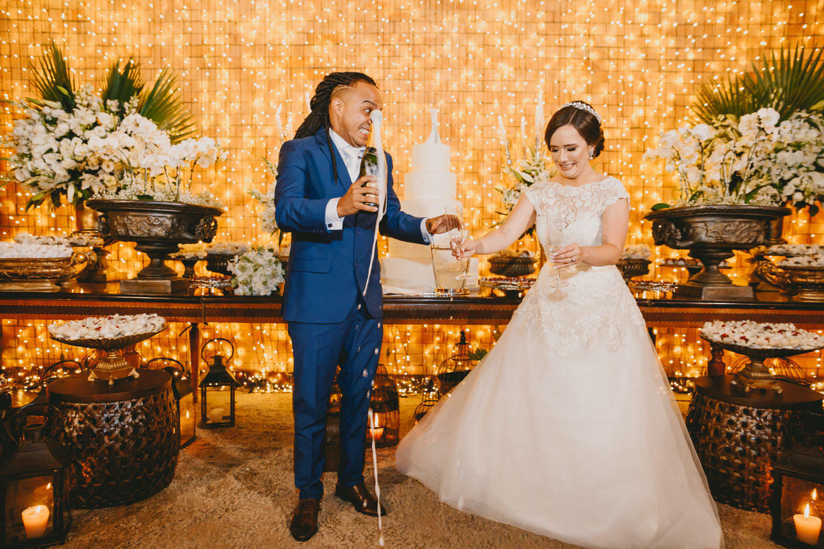 Noivos na mesa de bolo casamento no Salão de festas Mansão dos Arcos Park Way Brasília Df Decoração de Erika Magalhaes