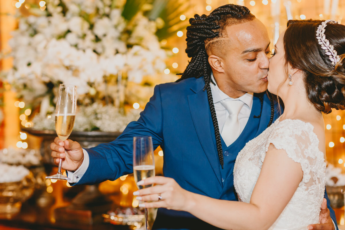 Noivos na mesa de bolo casamento no Salão de festas Mansão dos Arcos Park Way Brasília Df Decoração de Erika Magalhaes