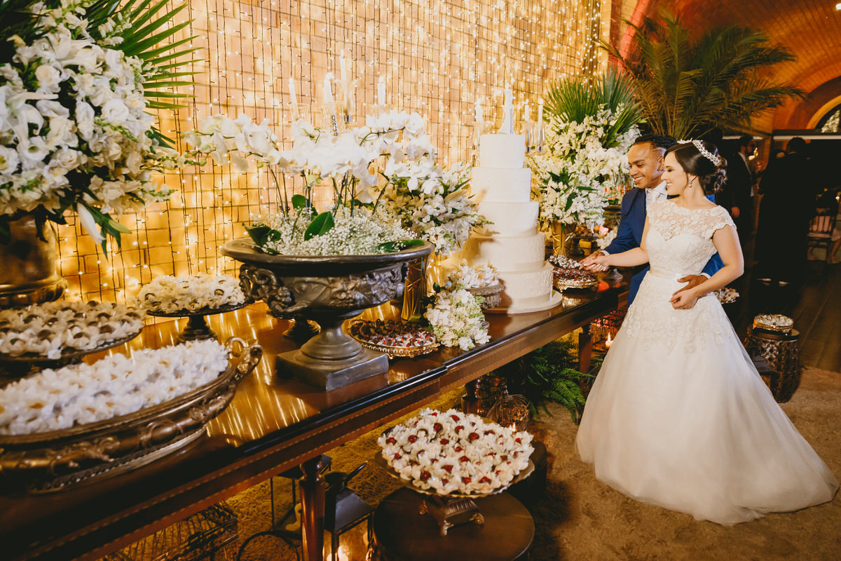 Noivos na mesa de bolo casamento no Salão de festas Mansão dos Arcos Park Way Brasília Df Decoração de Erika Magalhaes