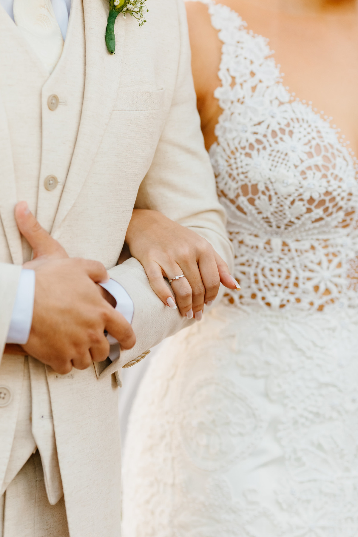 Casal de noivos na cerimônia em fotografia profissional de casamento no Espaço da Lenda Brasília Df
