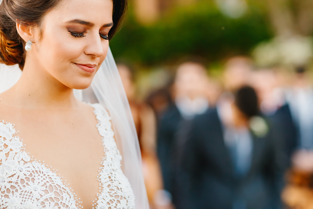 Casal de noivos na cerimônia em fotografia profissional de casamento no Espaço da Lenda Brasília Df
