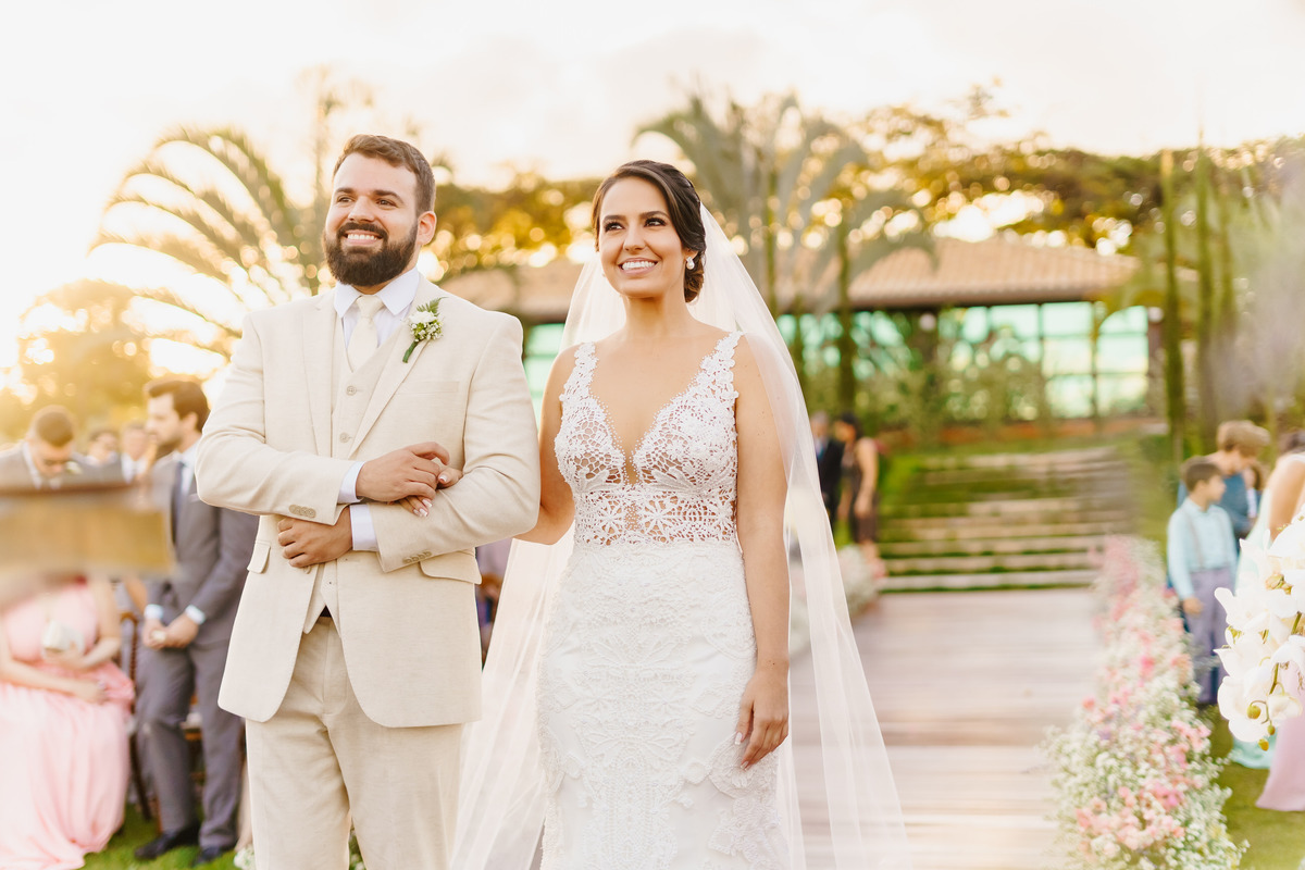 Casal de noivos na cerimônia em fotografia profissional de casamento no Espaço da Lenda Brasília Df