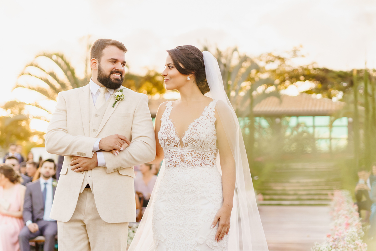 Casal de noivos na cerimônia em fotografia profissional de casamento no Espaço da Lenda Brasília Df