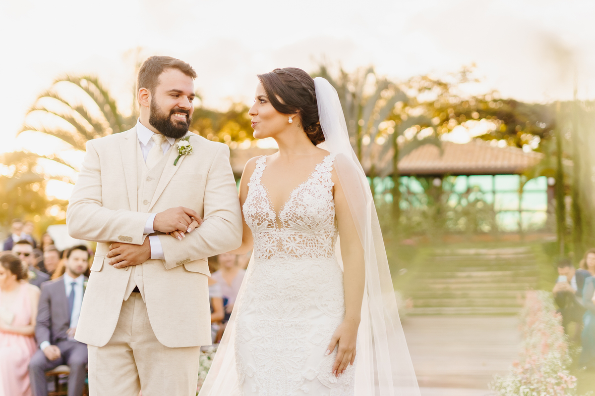 Casal de noivos na cerimônia em fotografia profissional de casamento no Espaço da Lenda Brasília Df