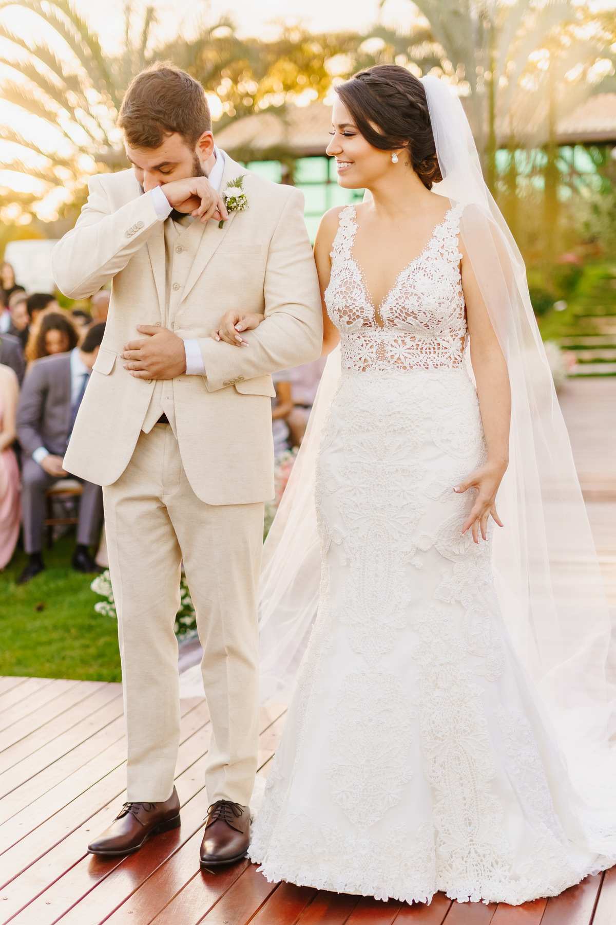 Casal de noivos na cerimônia em fotografia profissional de casamento no Espaço da Lenda Brasília Df