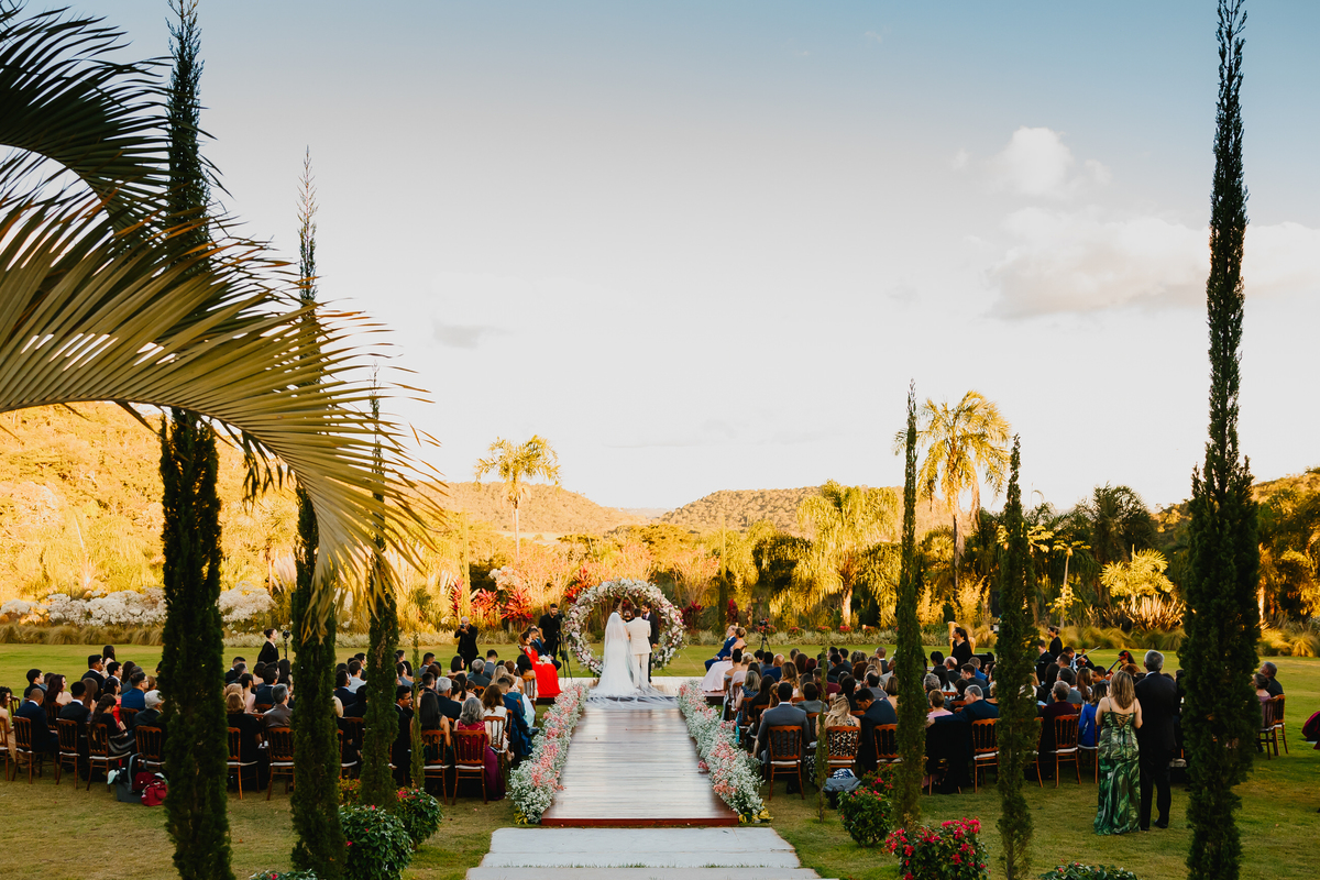 Casal de noivos na cerimônia em fotografia profissional de casamento no Espaço da Lenda Brasília Df