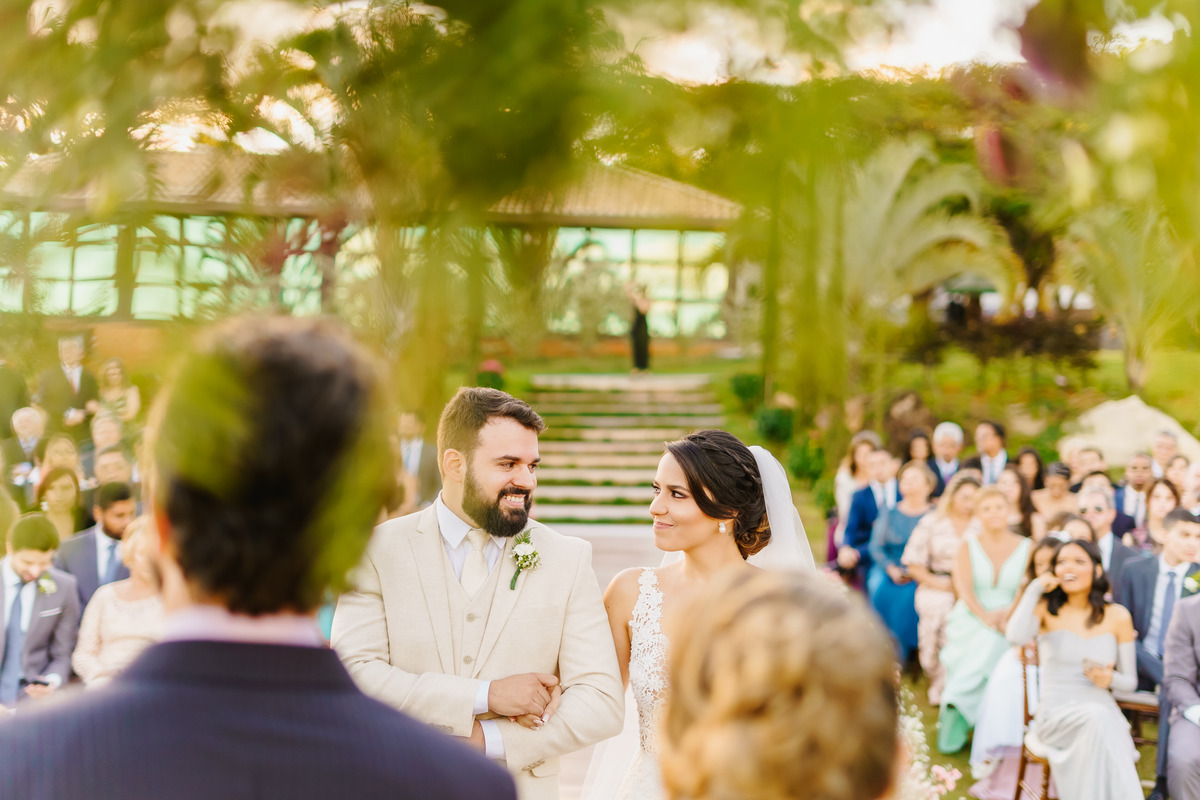 Casal de noivos na cerimônia em fotografia profissional de casamento no Espaço da Lenda Brasília Df