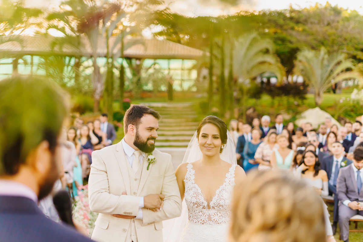 Casal de noivos na cerimônia em fotografia profissional de casamento no Espaço da Lenda Brasília Df