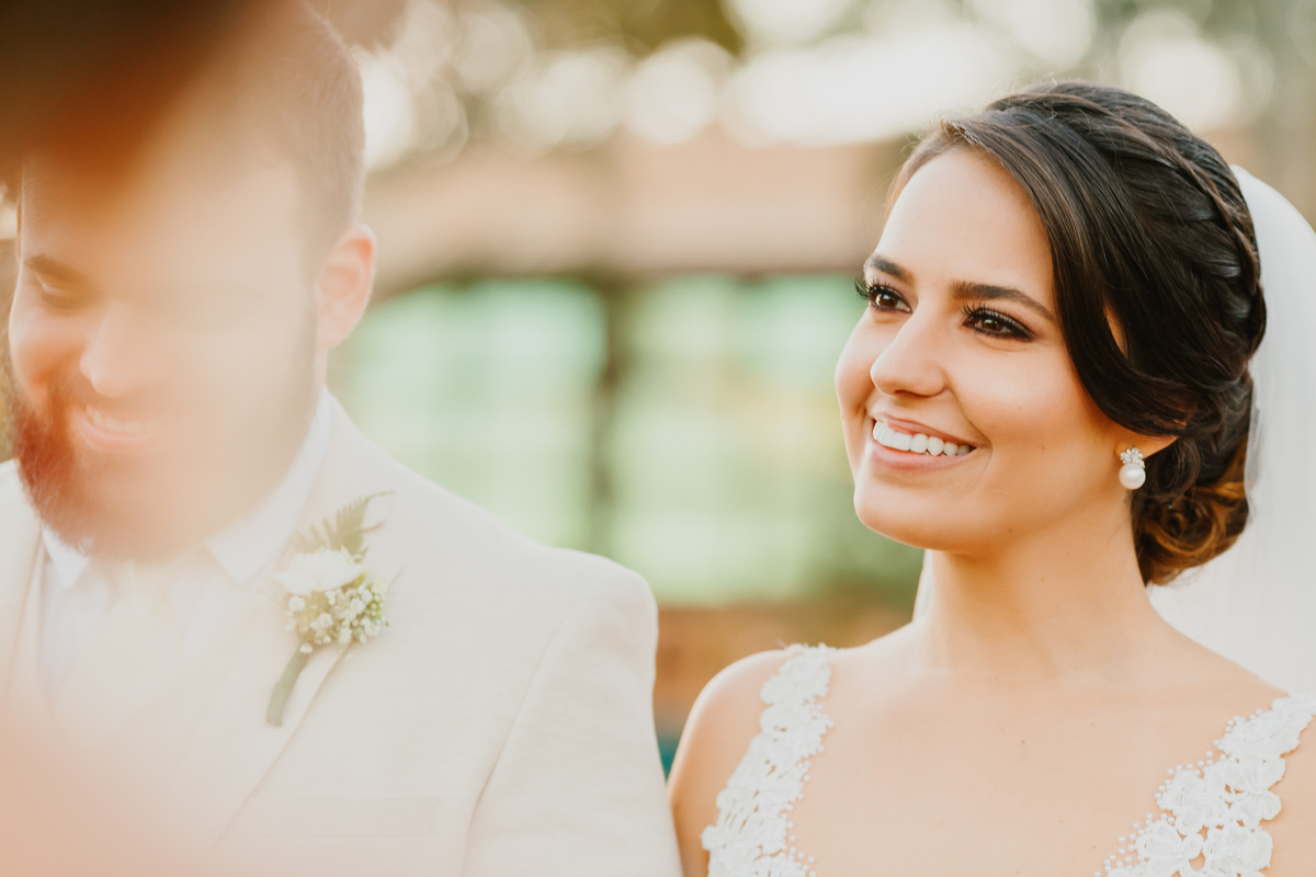 Casal de noivos na cerimônia em fotografia profissional de casamento no Espaço da Lenda Brasília Df