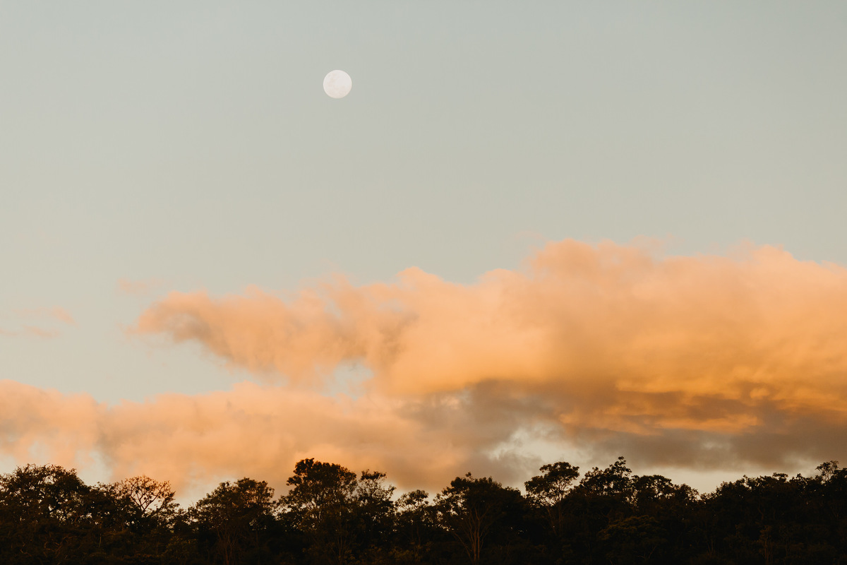 Casal de noivos na cerimônia em fotografia profissional de casamento no Espaço da Lenda Brasília Df