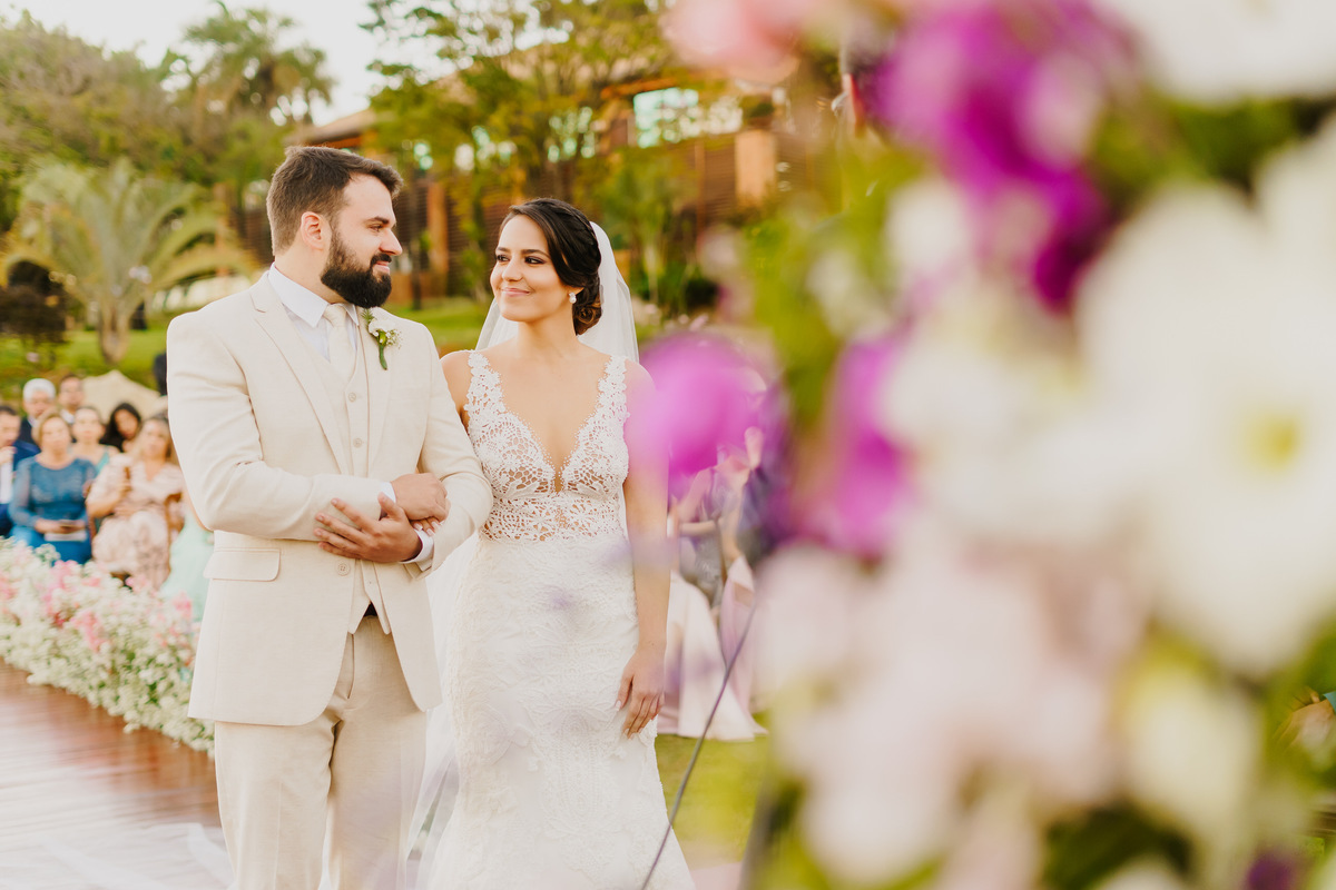 Casal de noivos na cerimônia em fotografia profissional de casamento no Espaço da Lenda Brasília Df