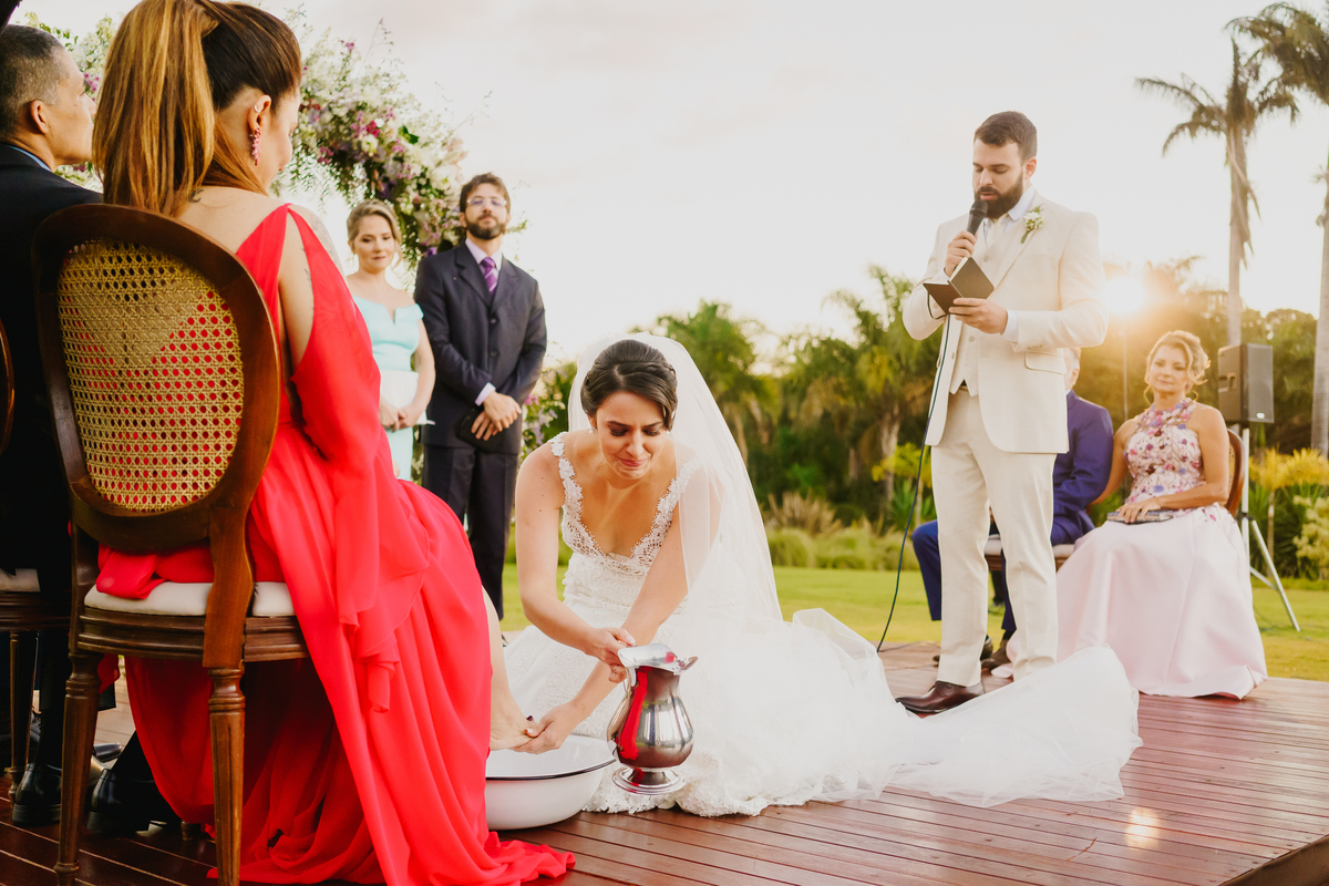 Cerimônia de lava pés em casamento na fotografia profissional de casamento no Espaço da Lenda Brasília Df